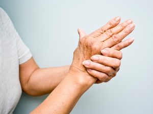 skauda piršto sąnarys ant rankų kai lankstymo tai kas yra suleidžiamas į artrozės metu sąnario