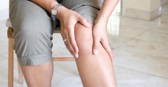 artrozė mažų sąnarių kaire koja skausmas vertus kai juda alkūnės sąnario
