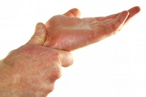 sustaines rankų ir nykščiu gerklės skausmas aplink sustava